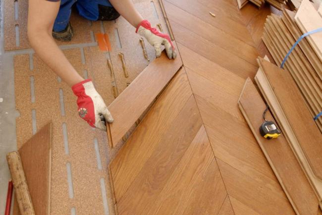 Come posare il pavimento in parquet laminato o legno Come posare un pavimento in legno